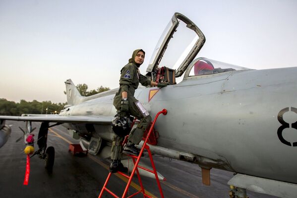Единственный в рядах ВВС Пакистана женщина-пилот у самолета