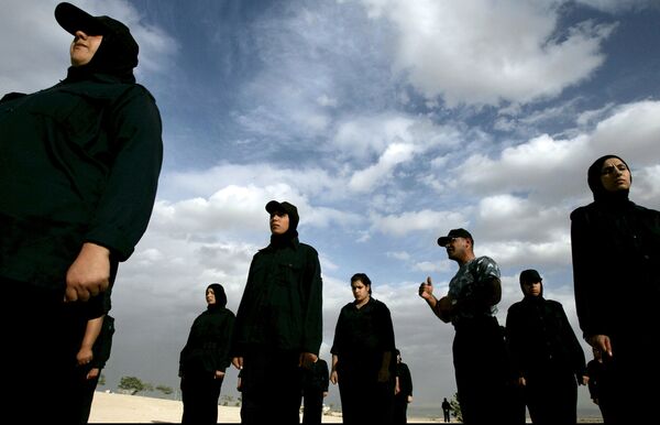 Женщины из вооруженных сил Палестины получают инструкции от офицера