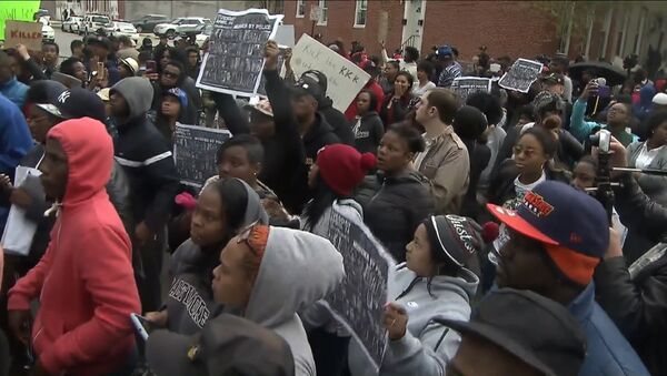 Сотни жителей Балтимора вышли на марш протеста из-за гибели афроамериканца