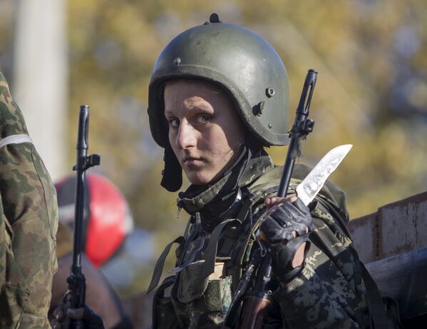 Женщина-боец ДНР в районе международного аэропорта Донецка
