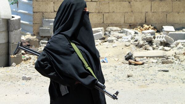Вооруженная женщина на улице города Аден в Йемене