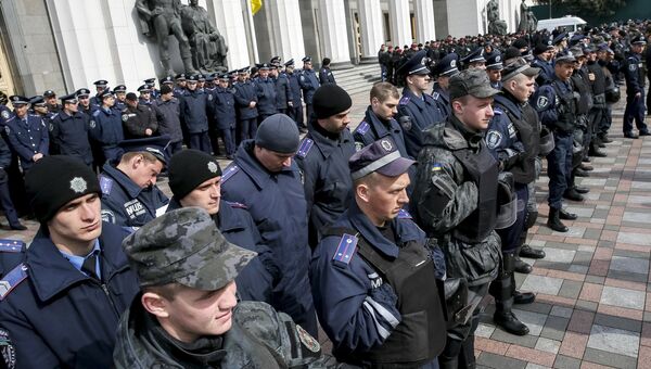 Полиция перед зданием парламента в Киеве, 23 апреля 2015.