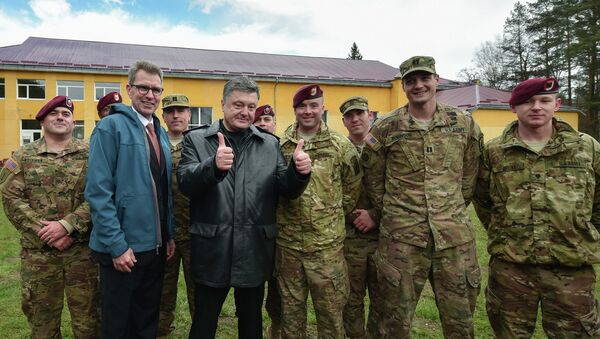 Президент Украины Петр Порошенко (третий слева) вместе с десантниками 173-й бригады армии США перед началом украинско-американских командно-штабных учений Фиарлес Гардиан - 2015