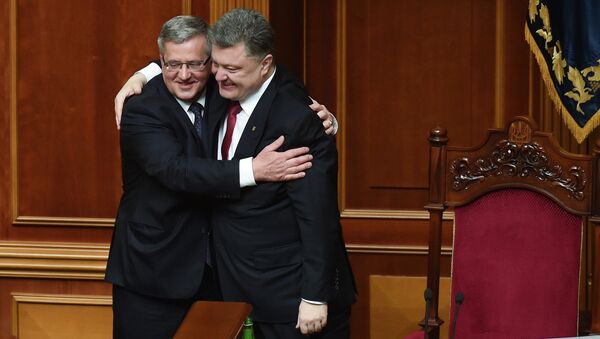 Президент Польши Бронислав Коморовский и президент Украины Петр Порошенко (справа)