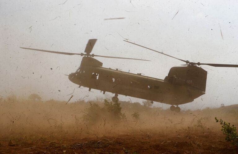 Вертолет CH-47 ВВС США во время ежегодных учений с Филиппинами в военном лагере Форт Магсайсай