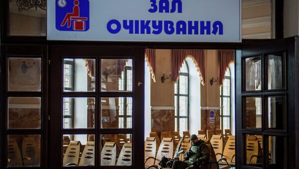 Ополченец ДНР в зале ожидания железнодорожного вокзала в Дебальцево. Архивное фото