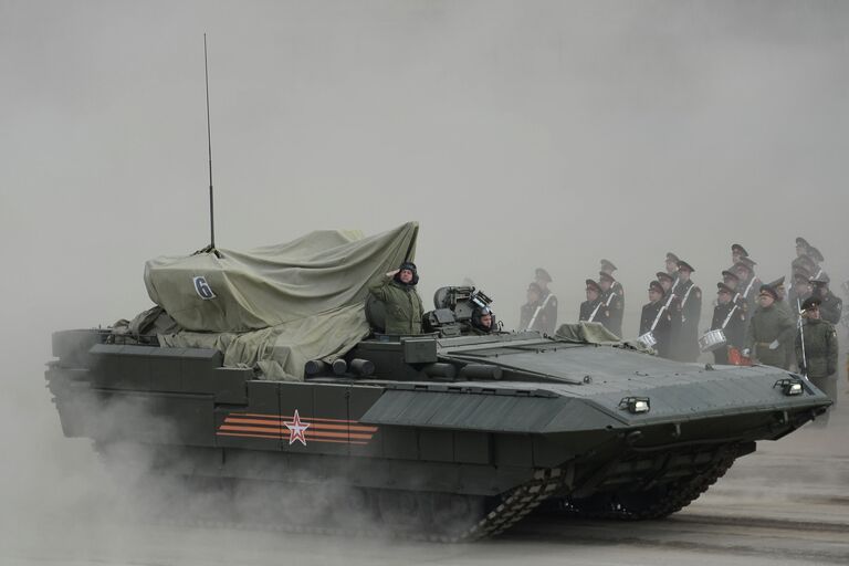 БМП Армата на полигоне в Алабино во время тренировки к Параду Победы БМП Армата на полигоне в Алабино во время тренировки к Параду Победы