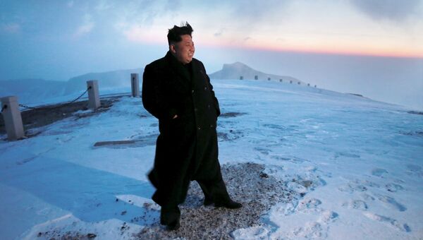 Северокорейский лидер Ким Чен Ын встречает рассвет на вершины горы Пэктусан