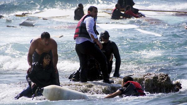 Нелегальные мигранты, спасенные береговой охраной Греции, возле острова Родос