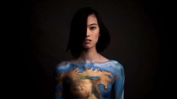 Американская модель Келли Чин с нательным рисунком, сделанным для рекламной кампании организации PETA, защищающей права животных
