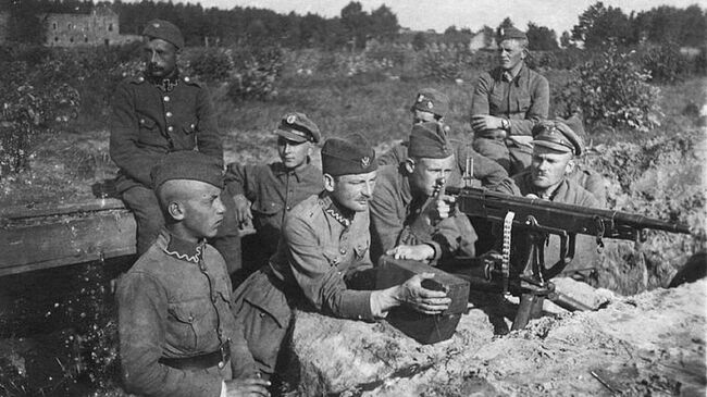 Польские солдаты в окопах под Милосной, август 1920 г. Советско-польская война