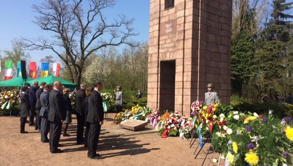 У мемориала советским военнопленным в Цайтхайне