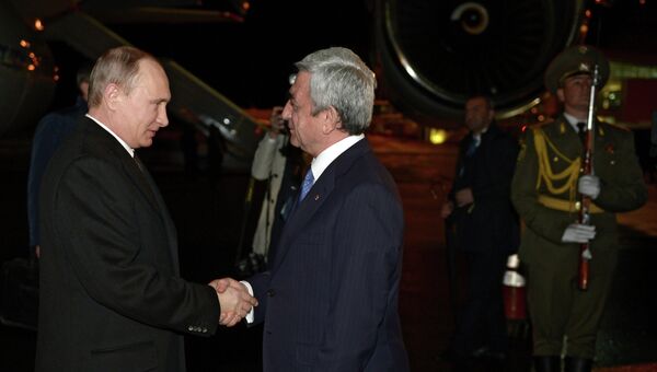 Президент России Владимир Путин (слева) и президент Армении Серж Саргсян в аэропорту Еревана Звартноц.