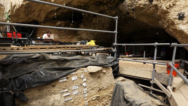 Раскопки в пещере Гротта ди Фумане