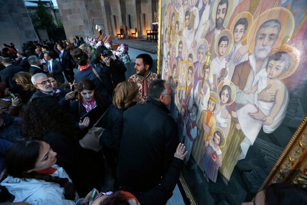 Жители Армении целуют икону с канонизированными мучениками Геноцида армян. Ереван, Армения