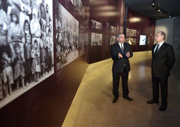 Президент России Владимир Путин во время осмотра ереванского мемориального комплекса памяти жертв геноцида армян