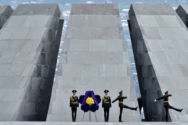 Солдаты во время церемонии поминовения жертв геноцида армян в Ереване