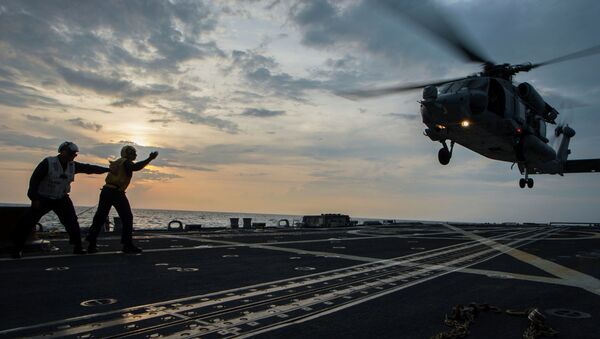 Вертолет садится на палубу американского эсминца Джейсон Данхэм. Архивное фото