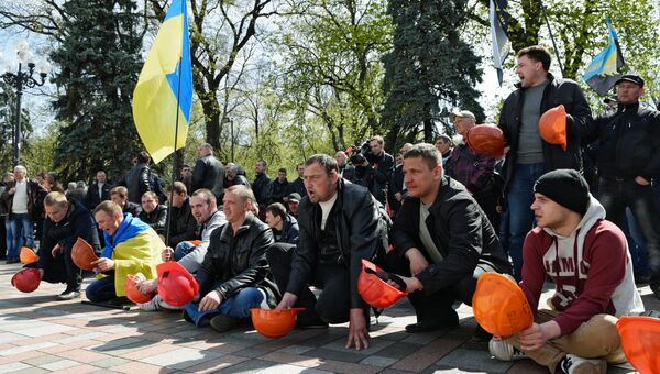 Участники акции протеста шахтеров у здания Верховной рады Украины в Киеве. 24 апреля 2015