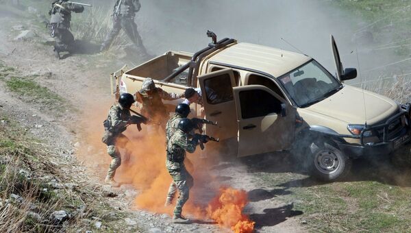 Военнослужащие во время учений сил специального назначения вооруженных сил государств-членов Шанхайской организации сотрудничества в ущелье Шамси в Киргизии