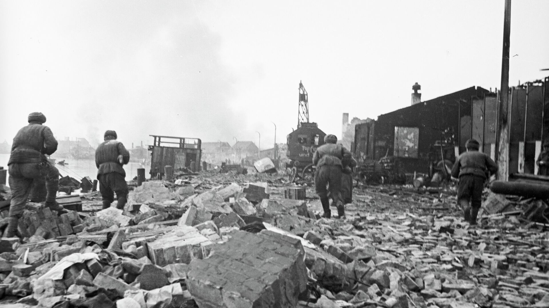 Советские солдаты штурмуют окраину города Гумбиннена - РИА Новости, 1920, 24.10.2023