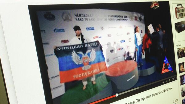 Кадр из видео с церемонии награждения на чемпионате мира по рукопашному бою