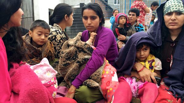 Люди во дворе школы после землетрясение магнитудой 7,7 в Непале