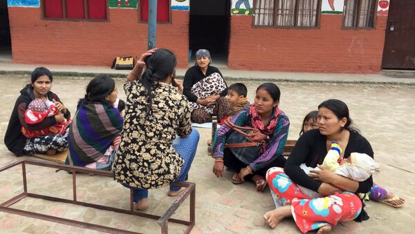 Люди во дворе школы после землетрясения в Непале