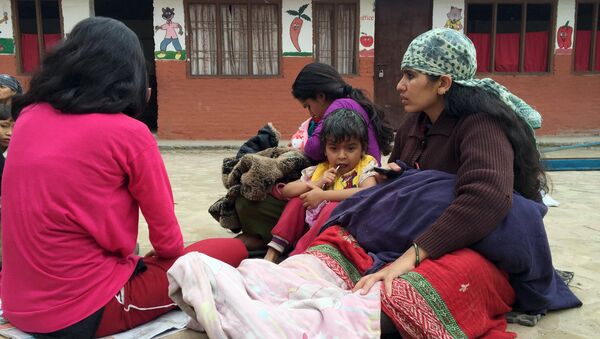 Люди во дворе школы после землетрясения магнитудой 7,7 в Непале