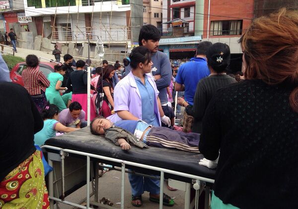Раненый ребенок  после землетрясения магнитудой 7,7 в Катманду, Непал