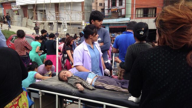 Раненый ребенок  после землетрясения магнитудой 7,7 в Катманду, Непал