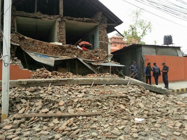 Разрушенное в результате землетрясения здание в Катманду, Непал