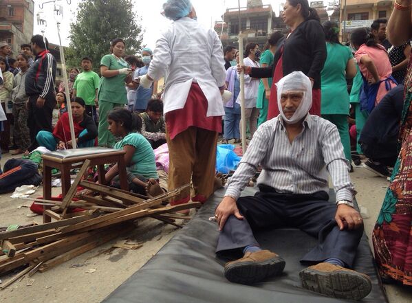 Медики оказывают помощь раненым в результате землетрясения в Катманду, Непал
