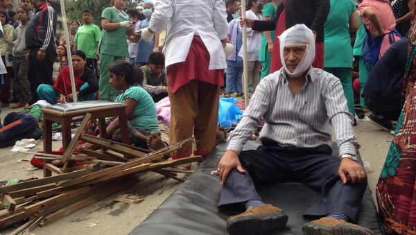 Медики оказывают помощь раненым в результате землетрясения в Катманду, Непал