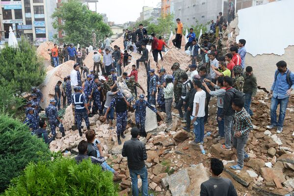Спасатели извлекают тела из-под завалов в Катманду, Непал