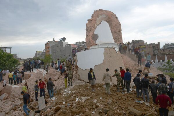 Разрушенная в результате землетрясения Башня Дхарахара в Катманду, Непал
