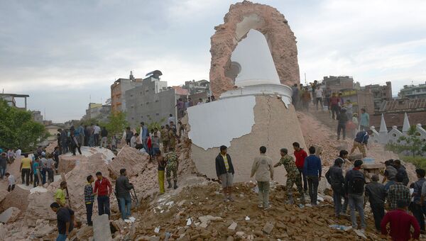 Разрушенная в результате землетрясения Башня Дхарахара в Катманду, Непал. Архивное фото