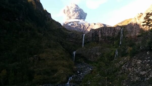 Турист запечатлел первые секунды извержения вулкана Кальбуко в Чили