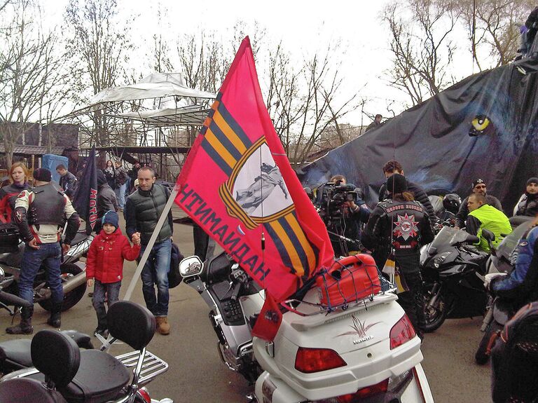 Участники мотопробега клуба Ночные волки, посвященного празднованию 70-летия Победы в Великой Отечественной войне, перед стартом Участники мотопробега клуба Ночные волки, посвященного празднованию 70-летия Победы в Великой Отечественной войне, перед стартом