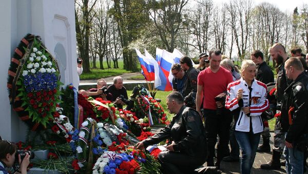 Калининградские байкеры в польском городе Бранево во время возложения цветов и венков к памятнику советским воинам