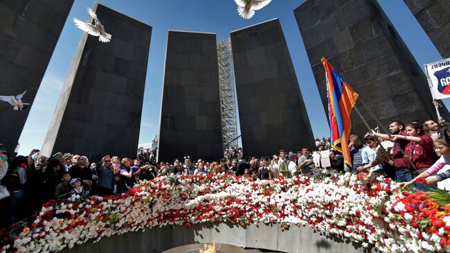 Участники поминальной службы отпускают голубей у Вечного огня Мемориала жертв геноцида армян Цицернакаберд