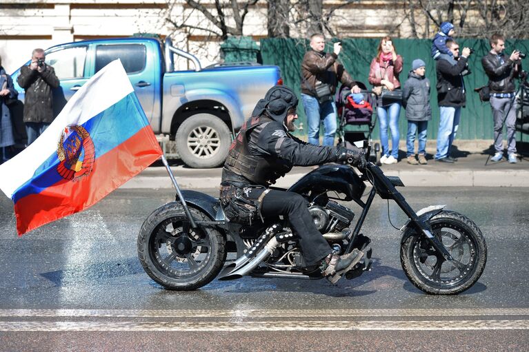 Президент Всероссийского мотоклуба Ночные волки Александр Залдостанов (Хирург) на проспекте Маршала Жукова во время мотопробега клуба Ночные волки