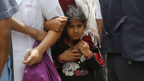 Девочка держит за руку маму возле больницы в Катманду, Непал