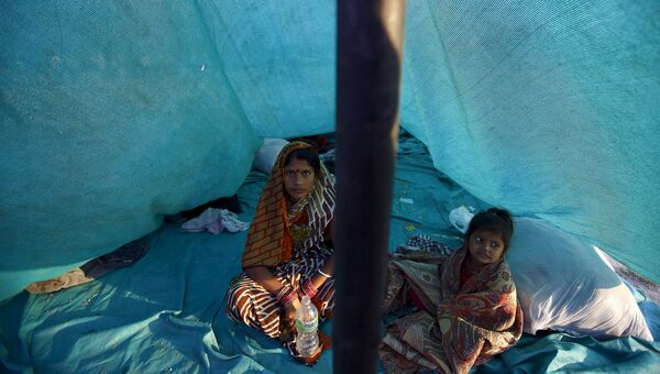 Женщина с ребенком в лагере для пострадавших от землетрясения в Катманду, Непал