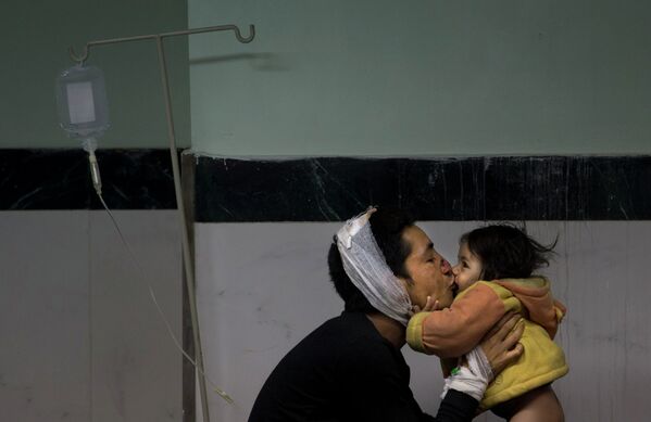 Постадавший от землетрясения целует дочь в больнице Катманду, Непал
