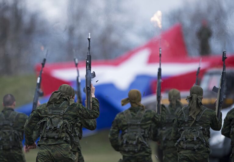 Военнослужащие на показательных выступлениях на открытии нового сезона массового военно-спортивного мероприятия Гонка героев в Алабино