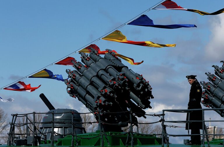 Военнослужащий на противолодочном корабле во время акции Военная служба по контракту — Твой выбор в Санкт-Петербурге