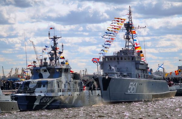 Военные корабли во время военно-патриотической акции Военная служба по контракту - твой выбор! в Санкт-Петербурге