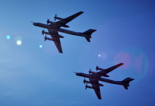 Стратегические бомбардировщики Ту-95М (Медведь) во время акции Военная служба по контракту — Твой выбор в Санкт-Петербурге