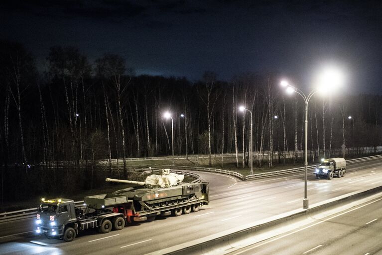 Перемещение военной техники из Алабино на Ходынское поле